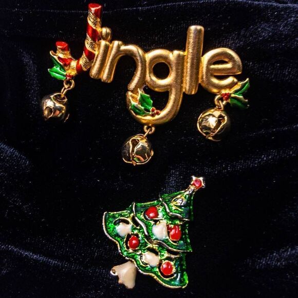 Jingle Bells Holiday Brooch Set: Word Art & Christmas Tree - Picture 6 of 7